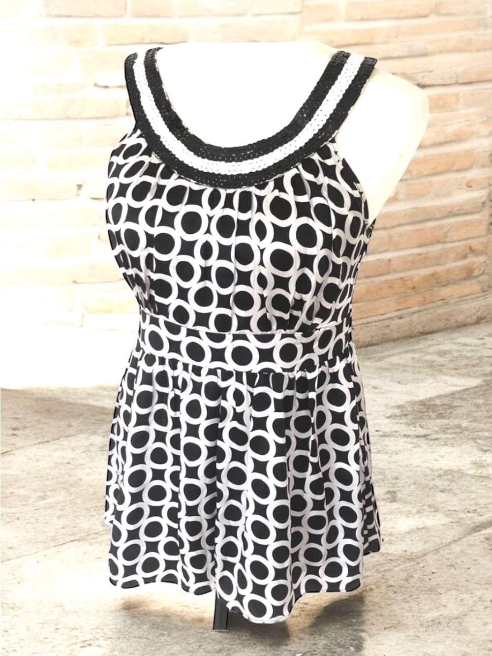 INC 100% Silk Black & White Sequined Pleated Sleeveless Top Blouse Womens